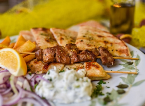 Pochutnajte si na ľahkom letnom menu na terase v originálnej gréckej Taverne.