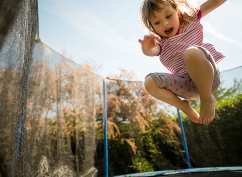 Rááz, dváá, trii, kto neskáče, nie je s nami!  Zľava 30 € na bezpečné záhradné trampolíny Jumpex.