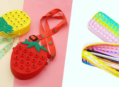 Detská kabelka alebo peračník POP IT s antistresovými bublinkami.