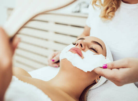 Ošetrenie Babor deluxe, diagnostika pleti a úprava s farbením obočia pre nové klientky.