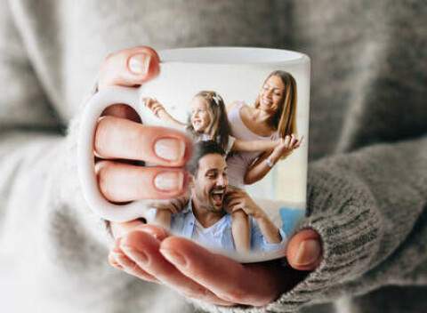 Klasické alebo magické hrnčeky s možnosťou vlastnej fotky - skvelý darček pre vašich blízkych.