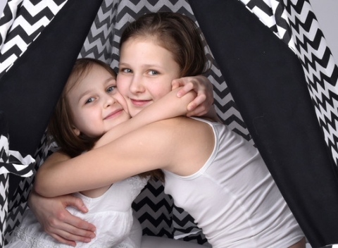 Darujte vašim deťom svet fantázie. Ručne vyrobený TeePee stan s 2 vankúšikmi.