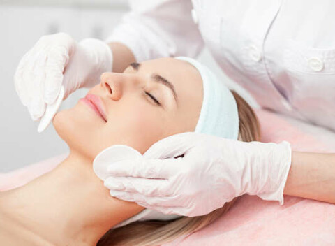 Hĺbkové čistenie pleti, čistenie pleti pomocou pycnogenolu alebo kozmetické ošetrenie pleti 4v1.