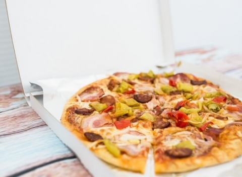 Pochutnajte si na 2 - 3 chrumkavých pizzách. Na výber zo 17 druhov aj s donáškou k vám domov.