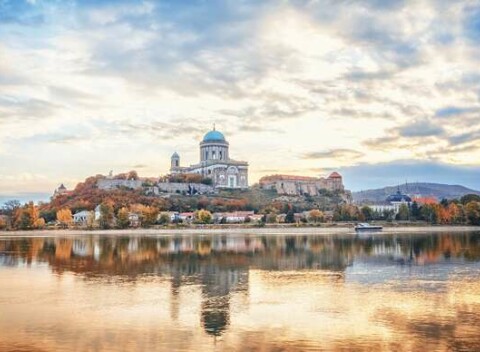 Penzión Modrá ryba s raňajkami a výhľadom na Dunaj i ostrihomskú baziliku.