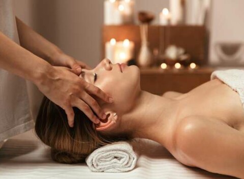 Anticelulitídne ošetrenie alebo špeciálny rituál s prírodnou kozmetikou v japonskom štýle.