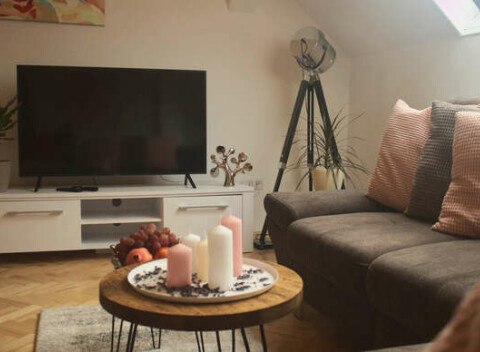 Romantická noc v Košiciach v apartmáne s fľašou vína a 3-chodovou večerou pre 2 osoby.