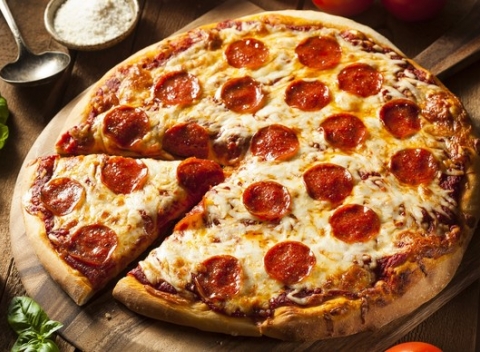 Chrumkavá pizza pečená v peci - vyberte si z 10 druhov a každý deň môžete ochutnať inú.