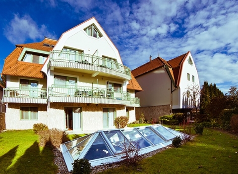 Relax pri najväčšom termálnom jazere v Európe s wellness v Holiday Club Villa, Hévíz.