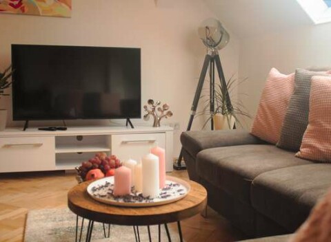 Romantická noc v Košiciach v apartmáne s fľašou vína a 3-chodovou večerou pre 2 osoby.