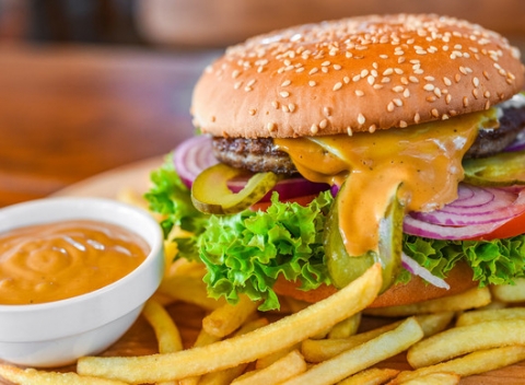 Poctivý hovädzí burger s hranolkami priamo na Obchodnej v Hyde park Dvor & Pub.