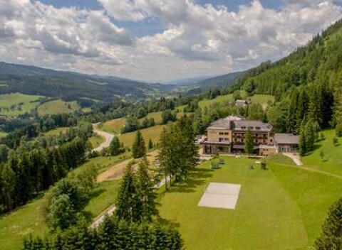 Neobmedzené kúpanie v Alpách v hoteli Alpenhof s raňajkami, pobyty platné aj počas jarných prázdnin.