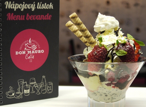 Zmrzlinový pohár z originálnej talianskej zmrzliny v Don Mauro Caffé Pasticceria & Rosticceria.