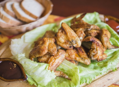 Zamastite si prsty s 1 kg grilovaných rebierok alebo 1 kg krídelok a zalejte to dobrým pivkom.