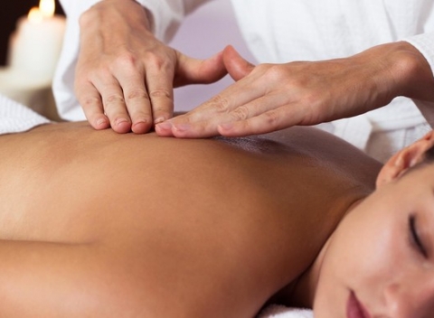 Uvoľňujúce masáže vo wellnesscentre pod hradom - športová, aromatická olejová či relaxačná masáž.