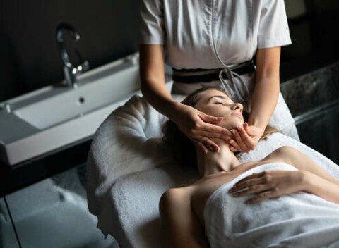 Hĺbkové čistenie pleti luxusnou francúzskou kozmetikou a farbenie obočia.