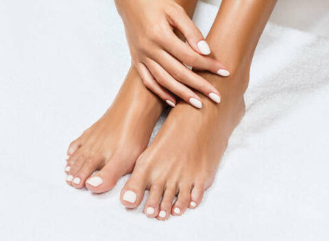 Suchá alebo mokrá pedikúra s lakovaním. Na výber z 3 nechtových balíčkov.