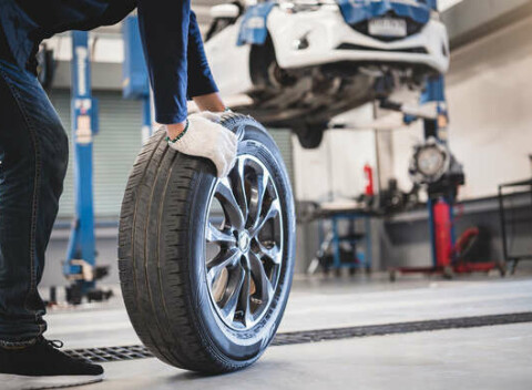 Kompletné prezutie pneumatík s vyvážením alebo prehodenie kolies v Centre mobility.