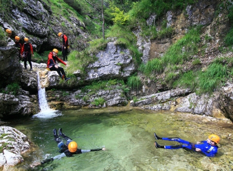 Víkendový canyoning v kaňone Sušec v Slovinsku. Zdolajte horské potoky a vodopády.