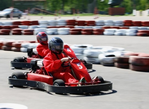 Milujete rýchlu a zbesilú jazdu na štyroch kolesách? Odviažte sa na motokárach HOP & DRIVE.