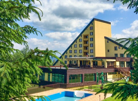 Biele Karpaty v Horskom Hoteli Jelenovská *** s polpenziou, vínom, neobmedzeným wellness a zábalom.