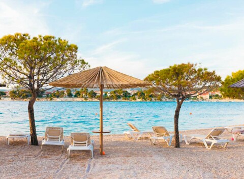 Dalmácia na rok 2022 len 20 m od pláže v Hoteli Spongiola **** s polpenziou, bazénom a plážou + 2 deti.