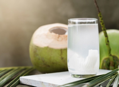 Kokosová voda plná vitamínov pre spaľovanie tukov a hydratáciu. Vhodná pre ľudí, ktorí potrebujú chudnúť a pre ľudí bez energie.