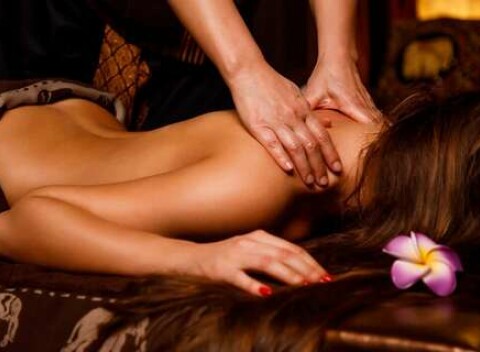 Uvoľňujúce thajské masáže v BaanThai od chodidiel až po šiju počas týždňa.