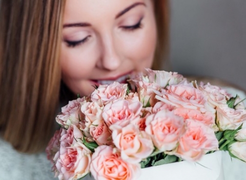 Veselá krabička plná voňavých kvetín. Jedinečný darček, ktorý nikdy nesklame.