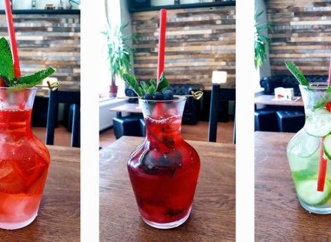 Frappuccino alebo svieža letná limonáda v Barbakan Bare v centre mesta Trenčín.