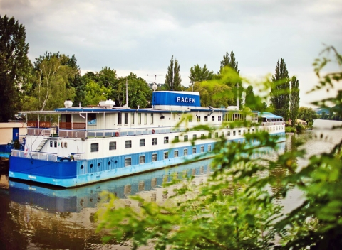 Romantické leto: pobyt v kajute botela Racek blízko centra Prahy + raňajky.