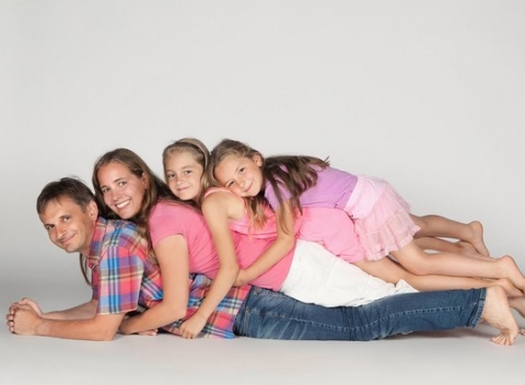 Zvečnite si nezabudnuteľné životné okamihy. Rodinné fotenie alebo fotenie tehuliek v ateliéri Lux.