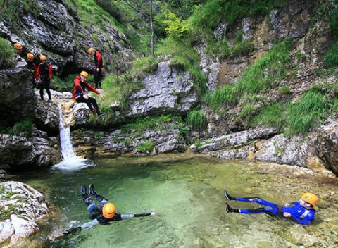 Zažite skvelý víkendový canyoning v kaňone Sušec v Slovinsku. Šmýkanie sa v prírodných tobogánoch, skákanie z rôznych výšok či zlaňovanie.