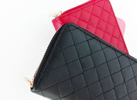 Elegantná dámska peňaženka, vyrobená z prešívanej koženky. Na výber z 3 farieb.