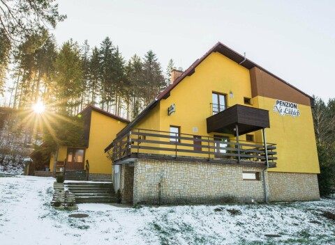 Beskydy u Pusteven a sochy Radegasta v Penzióne Na Lúkach s polpenziou, saunou a biliardom.