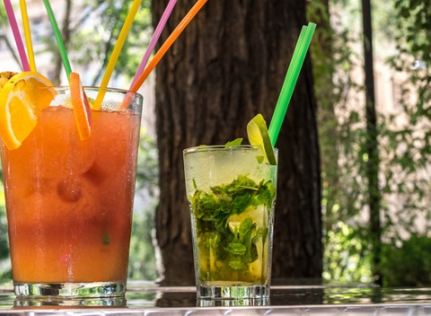 Miešané drinky v úplnom centre mesta v Starom Meste v Milenium cafe s terasou.