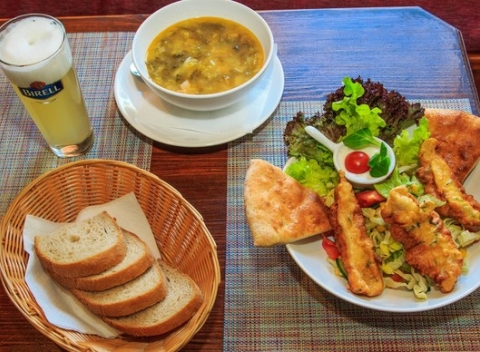 Chutné a lacné obedové menu v Žiline: V cene hlavné jedlo, polievka aj nealkoholický radler.