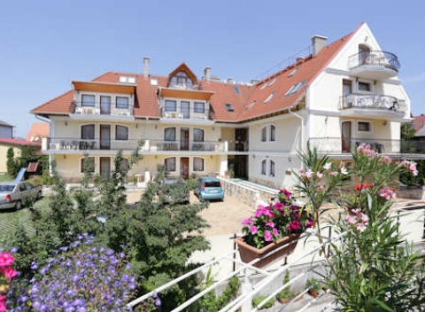 Hévíz - pobyt v luxusných apartmánoch s raňajkami, masážou a vstupom do termálneho jazera.