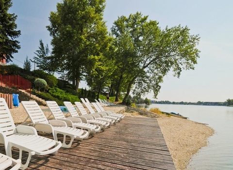 Skvelá dovolenka pri krásnych Slnečných jazerách s raňajkami vo Wellness Hotel Relax***.