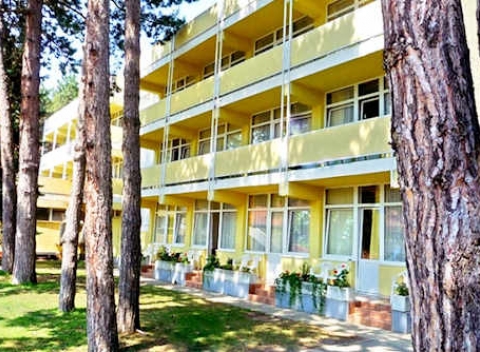 Balaton - pobyt s bufetovými raňajkami v 3* hoteli v Siófoku len 100 m od jazera.