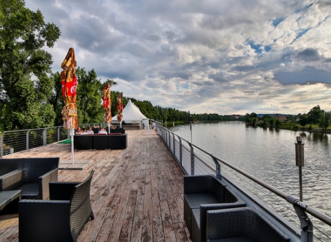 Romantika vo dvojici na vlnách Vltavy v Rohan Boat Prague so 4-chodovou večerou.