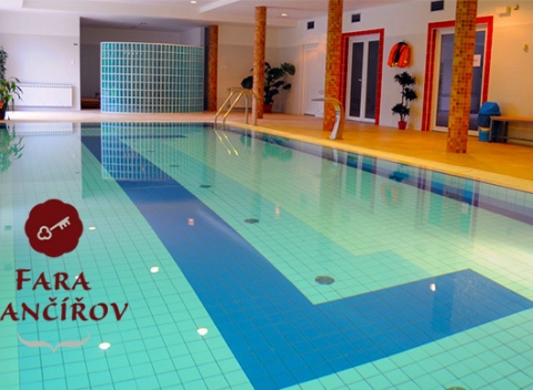 Pokoj vidieka v kombinácii s rozmaznávajúcim wellness a chutným jedlom na fare Rančířov vo Vysočine.