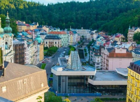 Relax, kultúra a pamiatky vás čakajú v kupeľnom meste Karlove Vary - 5*Retro Riverside.