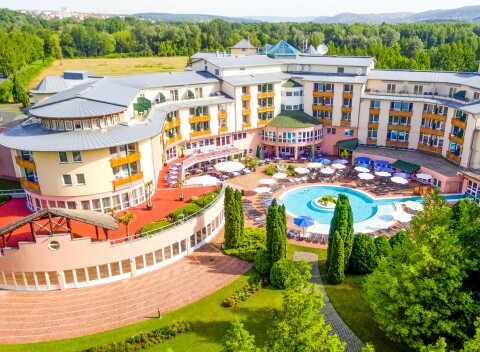 Hévíz: Luxus v Lotus Therme Hotel & Spa ***** s termálnym bazénom, saunovým svetom a polpenziou + deti zadarmo.