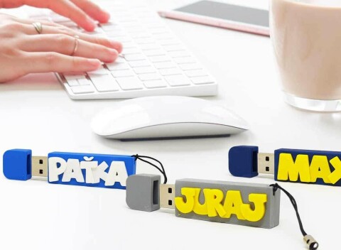 USB kľúč 8 GB alebo 16 GB s menom či vlastným logom - originálna vychytávka pre každodenný život.