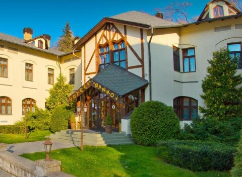 Hotel Bankov je elegantný 4* hotel s podmanivou atmosférou, štýlom a noblesou v lone prírody.