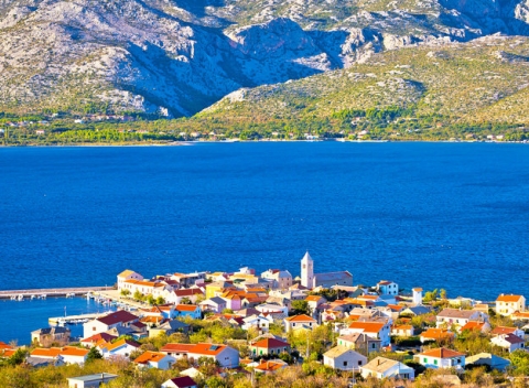 Relax pri azúrovom Jadrane. Aktívna dovolenka s polpenziou a ubytovaním 300m od pobrežia vo Villa Santa Maria - Paklenica Starigrad. 