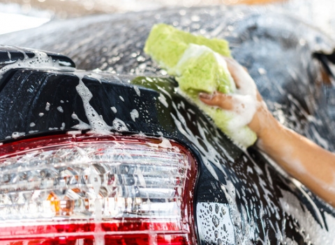 Umytie auta s vysávaním alebo tepovanie. Čisté a lesknúce sa auto za pár minút.