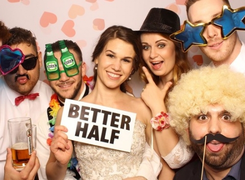 Najlepšia atrakcia na párty – zľava na 2 či 3 hodinový prenájom fotobúdky PhotoCube.