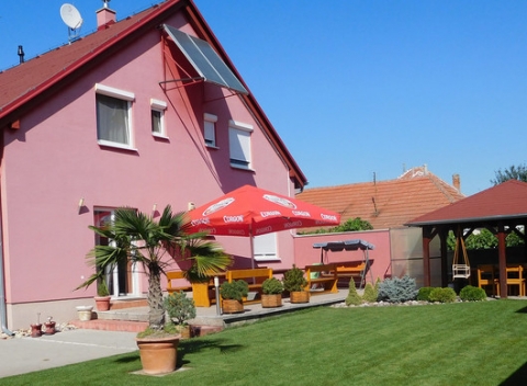 Letný relax pri slovenskom Mŕtvom mori - s ubytovaním v penzióne Michaela neďaleko   Podhájskej.